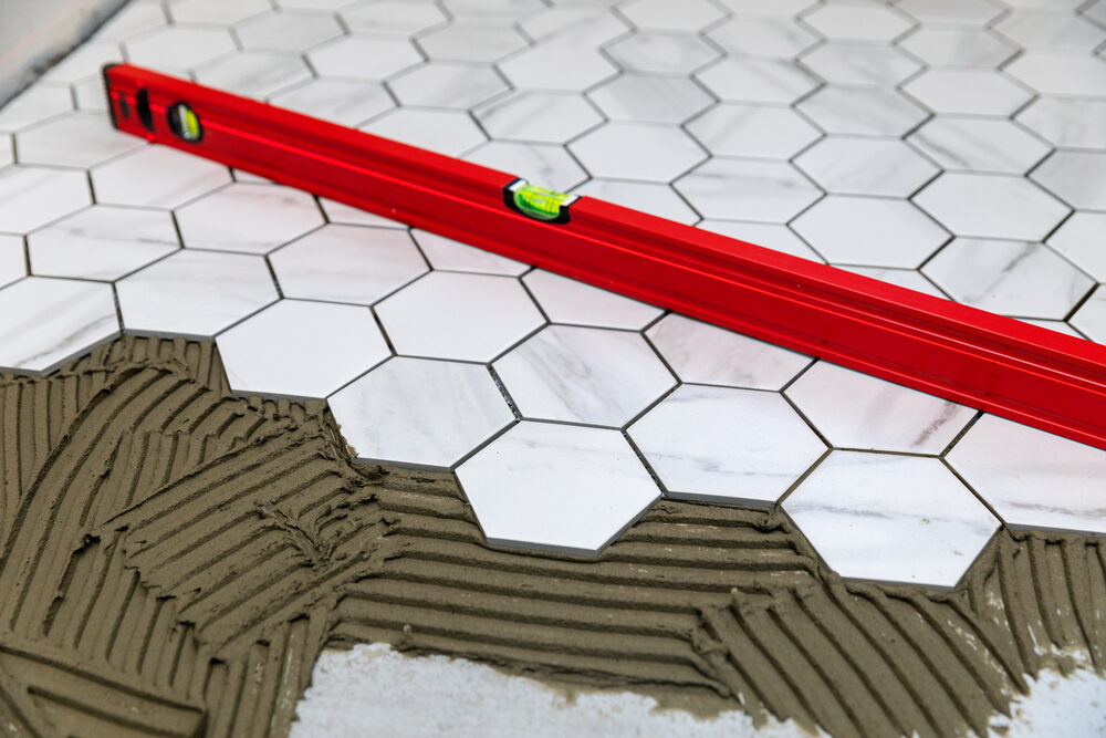 Pose de carrelage hexagonal au fil à plomb