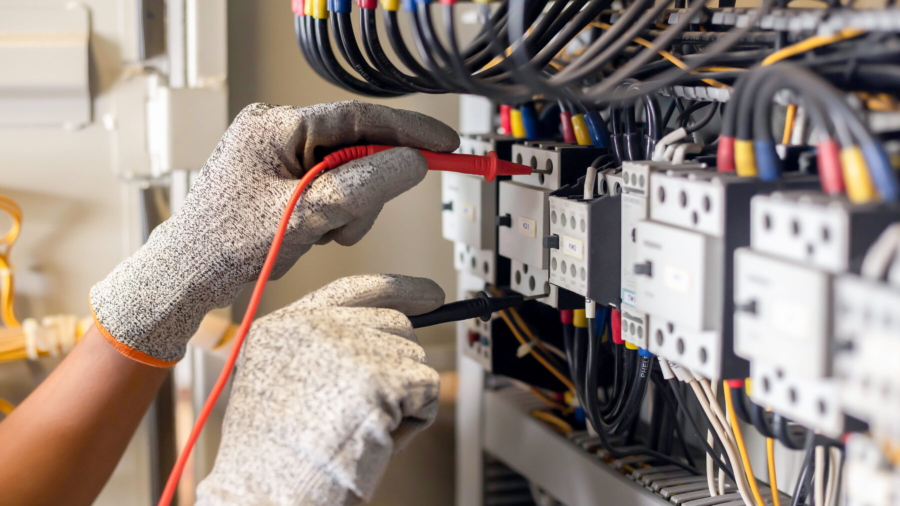 Électricien vérifiant une installation au multimètre