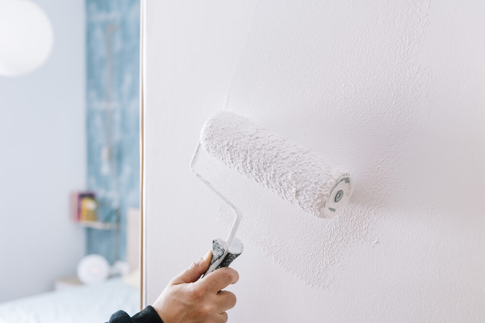 Finition peinture au rouleau, geste précis