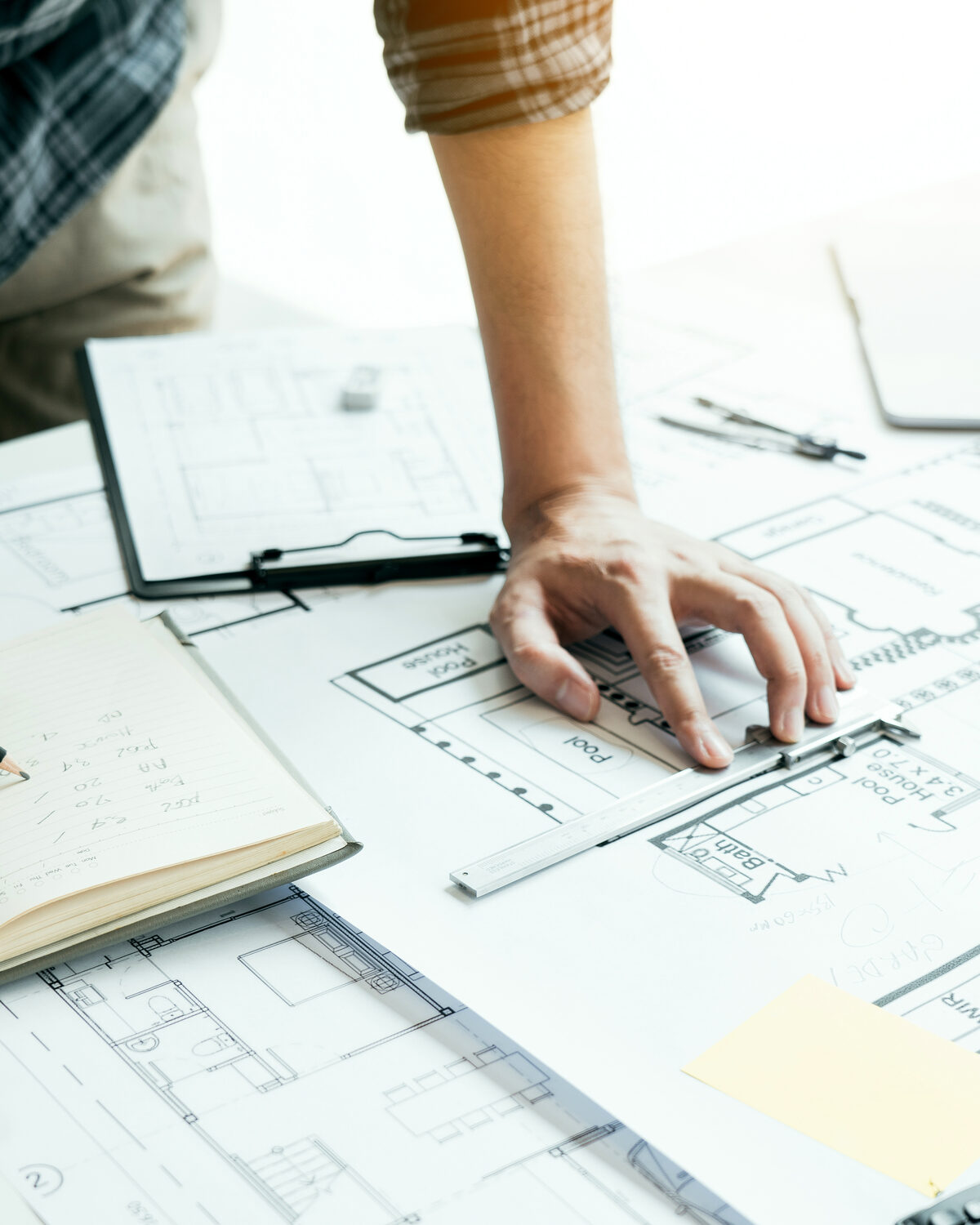 Architecte esquissant les plans d'un projet de travaux